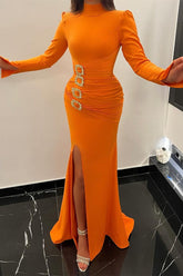Hermoso vestido de fiesta largo de sirena naranja con cuello alto, satén y mangas largas con abertura
